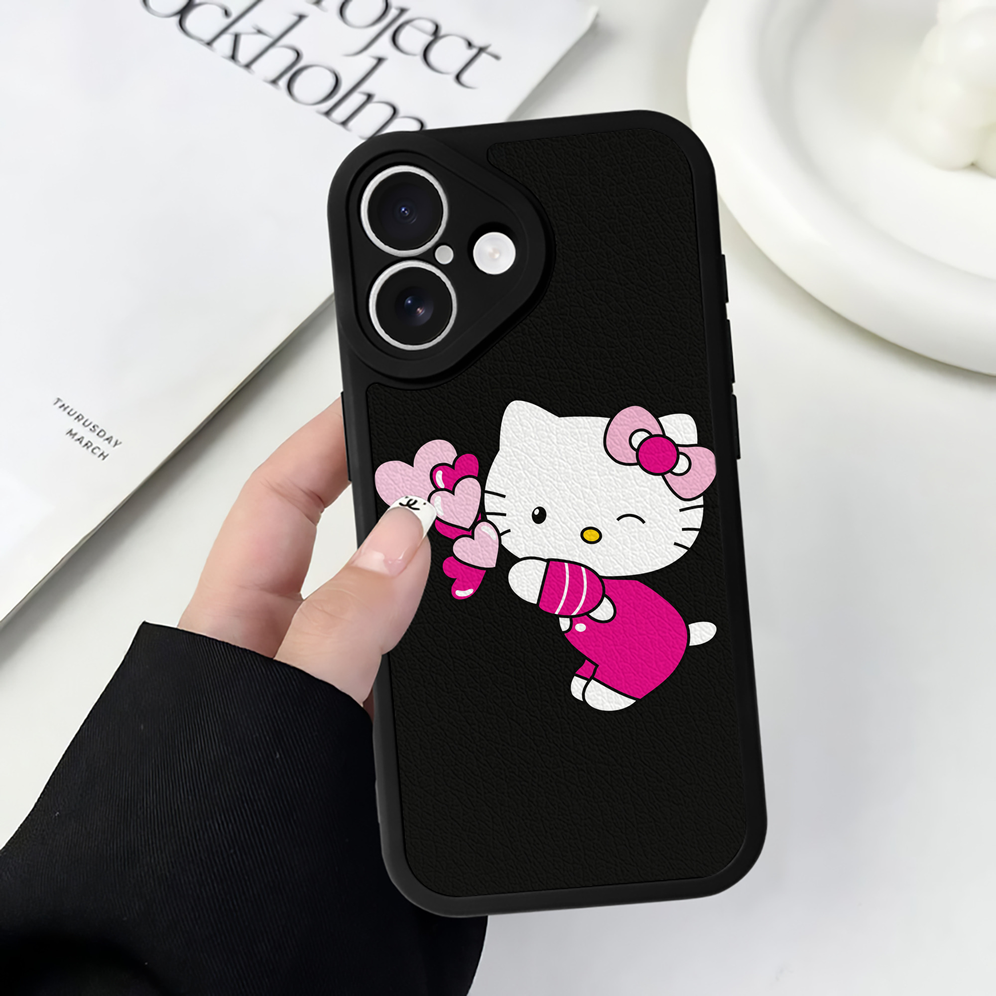 （画像用） Hello Kitty ハローキティ 【iPhone 16シリーズ対応】シリコンスマホケース（レザー調） 材質：シリコン